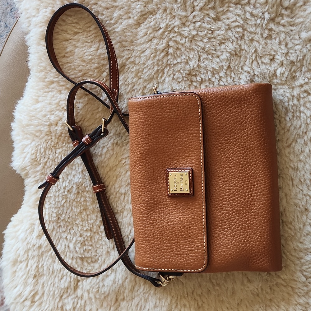 Gorgeous Dooney & Bourke Cognac Pebbled Leather Crossbody Bag 🤎